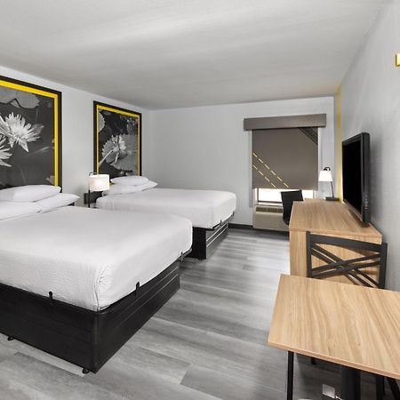 Super 8 By Wyndham Alexandria La Hotell Eksteriør bilde