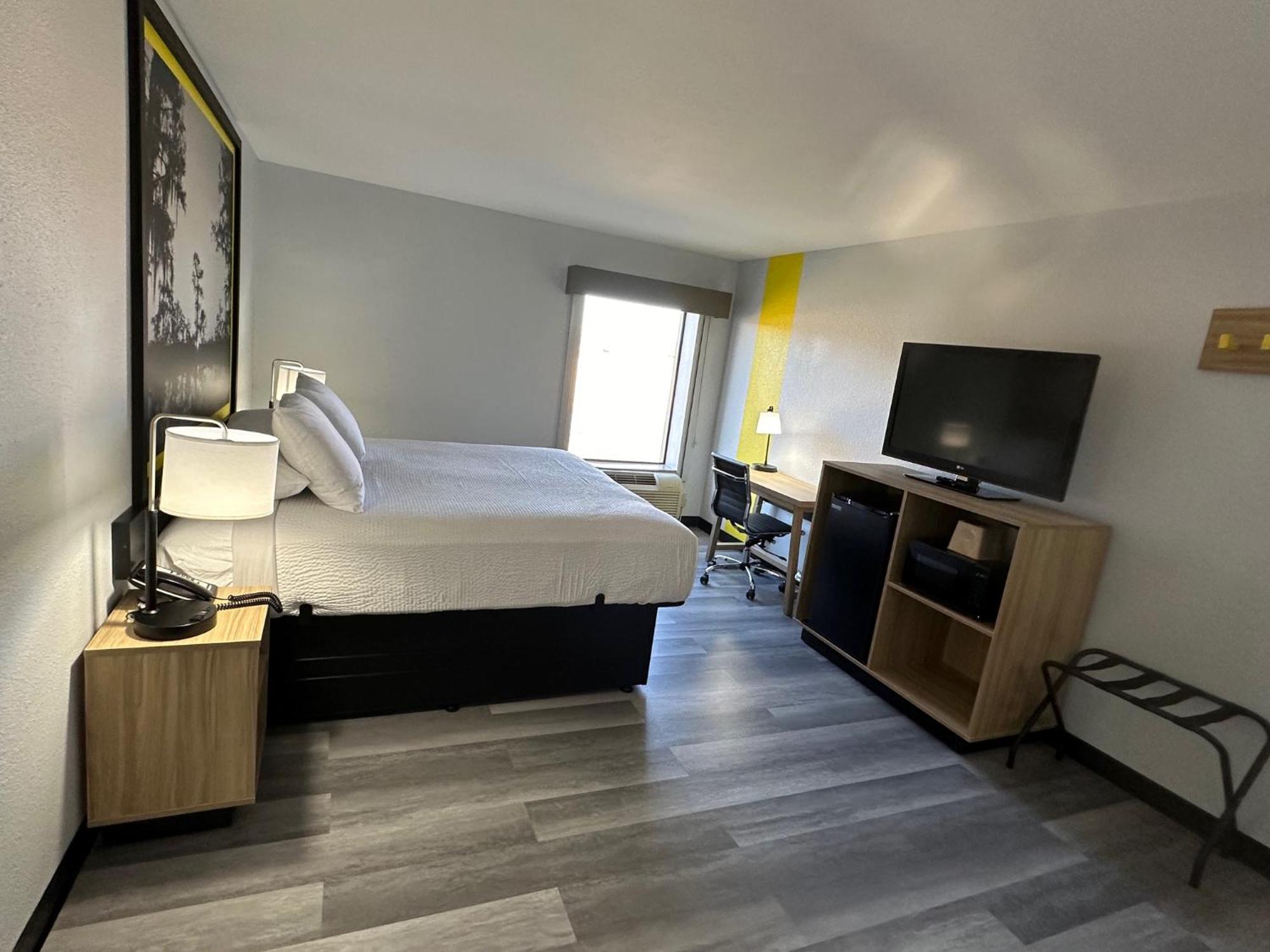Super 8 By Wyndham Alexandria La Hotell Eksteriør bilde