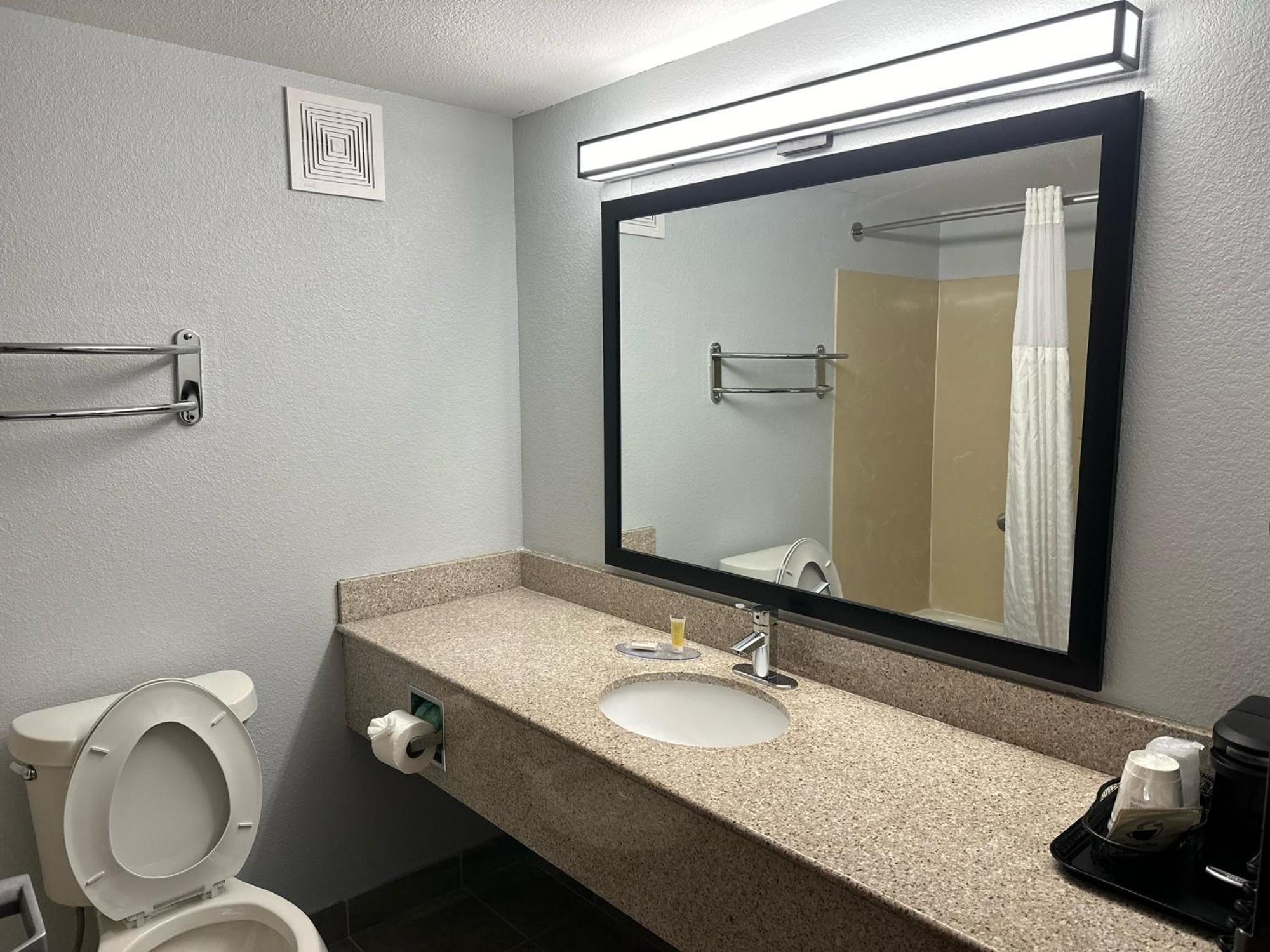 Super 8 By Wyndham Alexandria La Hotell Eksteriør bilde