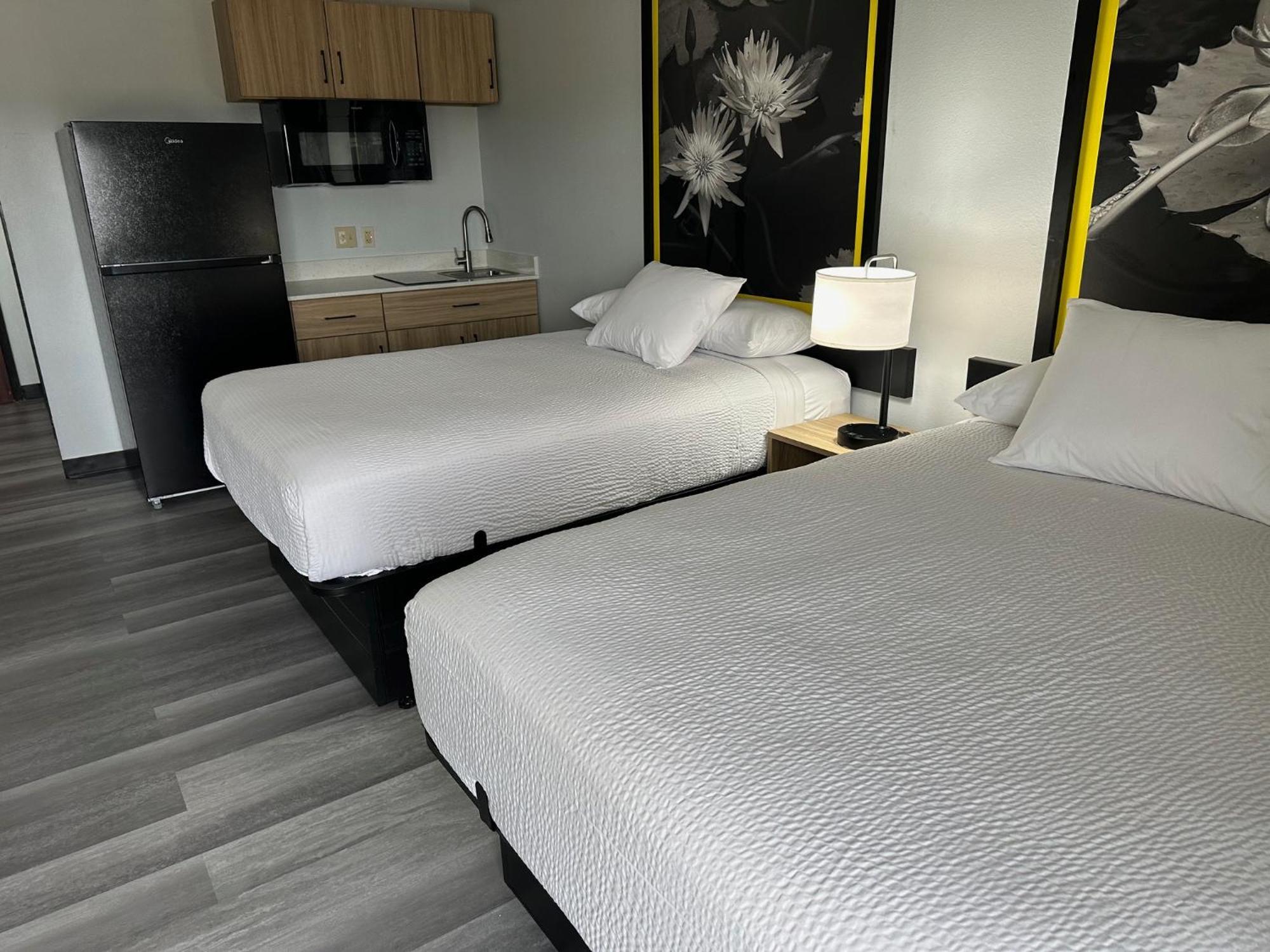 Super 8 By Wyndham Alexandria La Hotell Eksteriør bilde