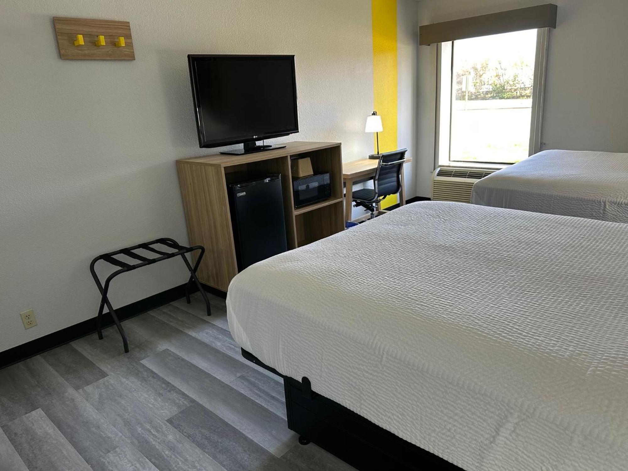 Super 8 By Wyndham Alexandria La Hotell Eksteriør bilde