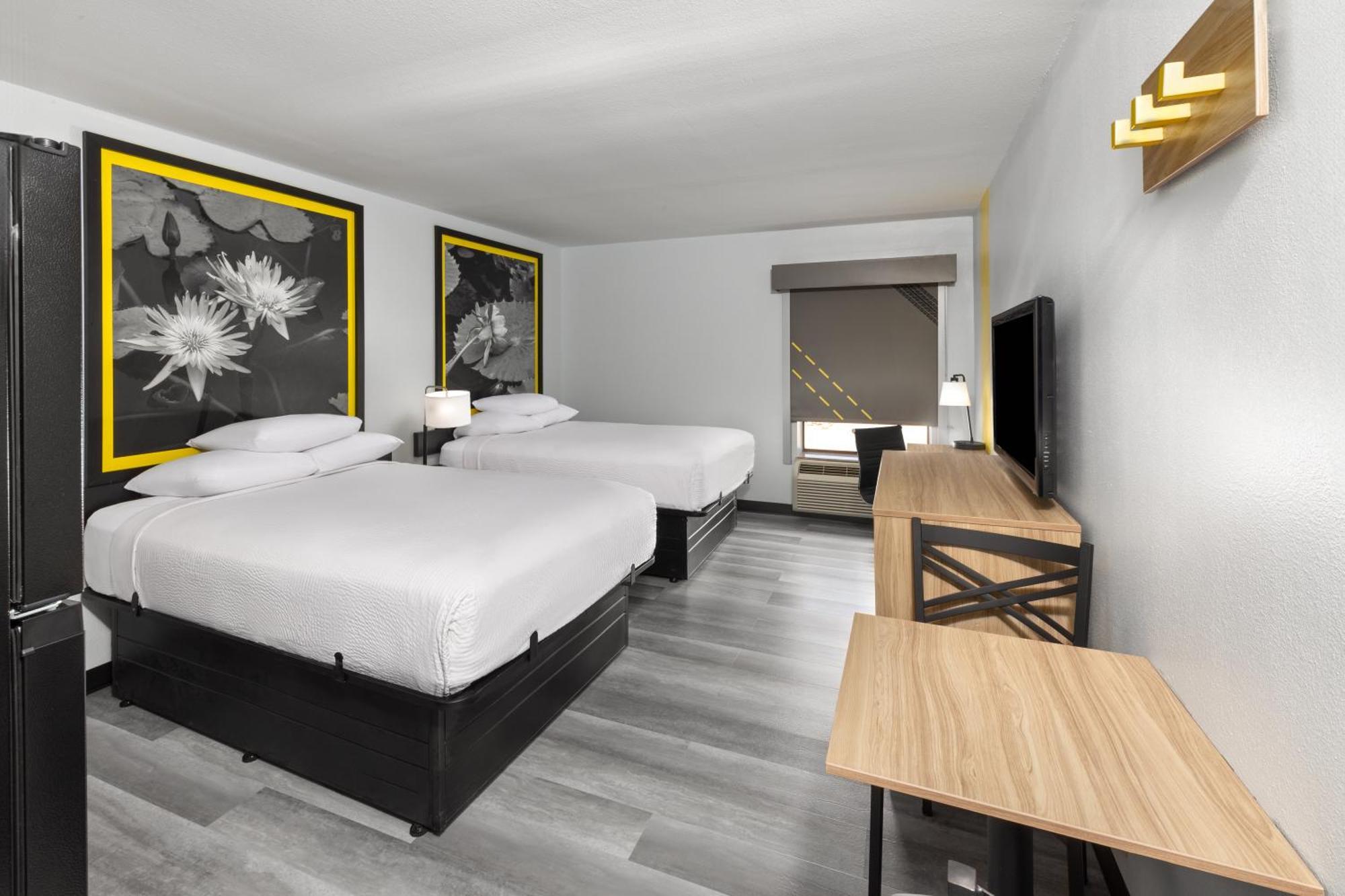 Super 8 By Wyndham Alexandria La Hotell Eksteriør bilde
