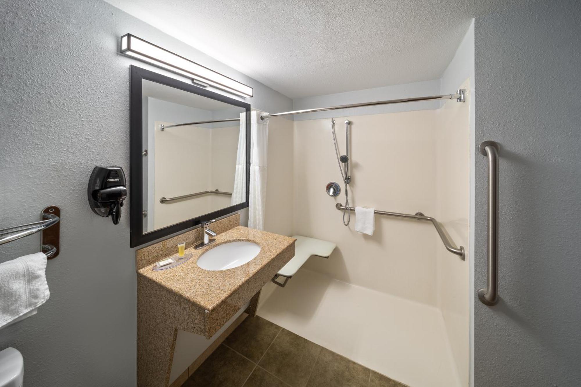 Super 8 By Wyndham Alexandria La Hotell Eksteriør bilde